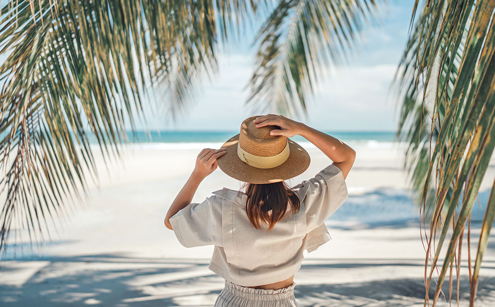 chica-con-sombrero-en-la-playa
